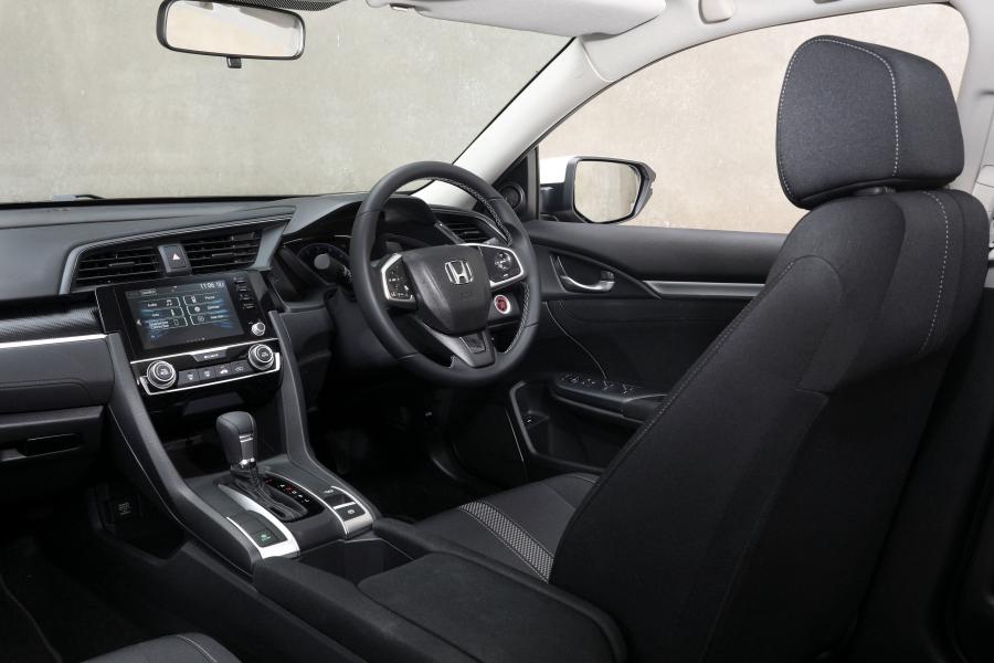Интерьер Honda Civic VTi-S Sedan (FC) 2019 года  (AU) (фото 15 из 28)